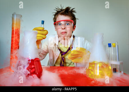 Crazy ai giovani scienziati di eseguire esperimenti in laboratorio Foto Stock