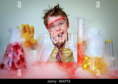 Lo scienziato pazzo effettuare esperimenti in laboratorio Foto Stock