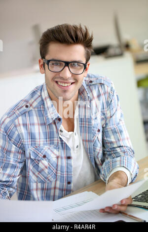 Studente facendo un periodo di formazione in office Foto Stock