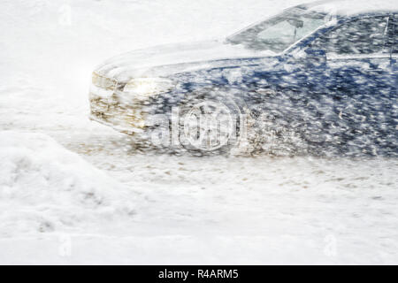 Corse in auto attraverso una tempesta di neve. Visione limitata sulla strada. Blizzard - il traffico automobilistico in condizioni di cattivo tempo Foto Stock