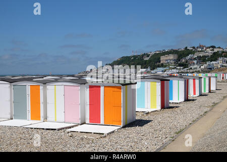 Le Havre (Normandia, a nord ovest della Francia): spiaggia capanne sulla spiaggia ghiaiosa Foto Stock