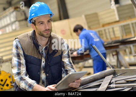 Ingegnere in fabbrica metallurgica utilizzando tablet Foto Stock