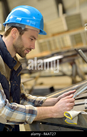 Ingegnere in fabbrica metallurgica utilizzando tablet Foto Stock