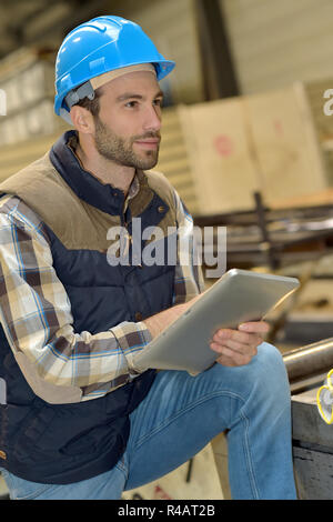 Ingegnere in fabbrica metallurgica utilizzando tablet Foto Stock