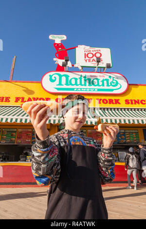 Bambino di nove anni con un hot dog, Nathan, Coney Island, Brooklyn, New York, Stati Uniti d'America. Foto Stock