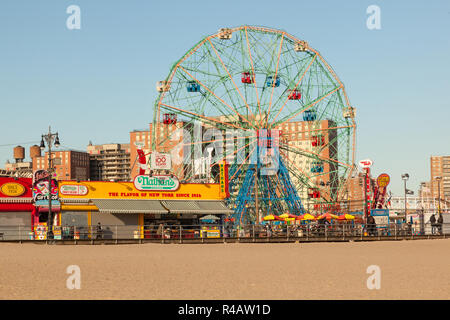 Wonder Wheel ruota panoramica Ferris, Coney Island, Brooklyn, New York, N.Y, Stati Uniti d'America, U.S.A. Foto Stock