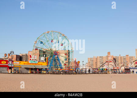 Wonder Wheel ruota panoramica Ferris, Coney Island, Brooklyn, New York, N.Y, Stati Uniti d'America, U.S.A. Foto Stock