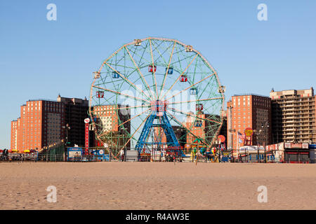 Wonder Wheel ruota panoramica Ferris, Coney Island, Brooklyn, New York, N.Y, Stati Uniti d'America, U.S.A. Foto Stock