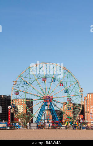 Wonder Wheel ruota panoramica Ferris, Coney Island, Brooklyn, New York, N.Y, Stati Uniti d'America, U.S.A. Foto Stock