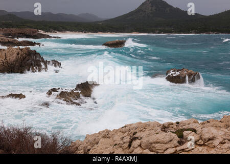 Tempesta di neve, mare mosso, whitecap, acque pericolose, mare mediterraneo, Mallorca, Spagna, Europa Foto Stock