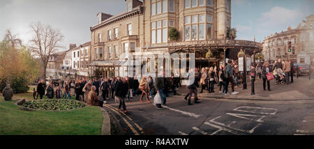 Betty's Cafe Harrogate durante il Mercatino di Natale weekend. Foto Stock