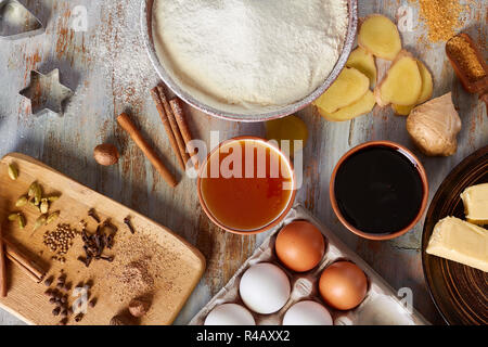 Gli ingredienti della ricetta di panpepato sul tavolo di legno Foto Stock