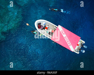 Barca, subacqueo, Yap Island, estremità meridionale, Yap, Isole Caroline, Stati Federati di Micronesia Foto Stock