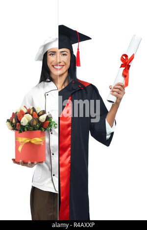 Ragazza giovane in due occupazioni del pasticcere e laurearsi isolati su sfondo bianco. Laureato che indossa mantello, diploma di contenimento e pasticceria in uniforme tenendo le fragole al cioccolato in scatola. Foto Stock