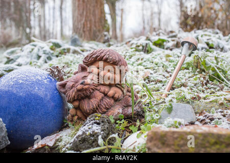 Gnomo da giardino in un cortile invernale Foto Stock