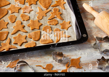 Modulo di diverse materie gingerbread cookie sul forno-vassoio Foto Stock