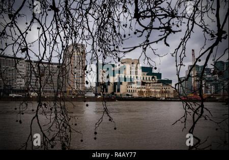 MI6 - la sede del SIS a Vauxhall Cross, London, England Regno Unito. 25 nov 2018 SIS EDIFICIO O MI6 Edificio a Vauxhall Cross ospita la sede del Secret Intelligence Service (SIS, MI6), il Regno Unito estera della agenzia di intelligence. Si trova a 85 Albert Embankment in Vauxhall, a sud ovest del centro di Londra, sulla riva del fiume Tamigi accanto a Vauxhall Bridge. Il palazzo è stato la sede del SIS a partire dal 1994. Foto Stock