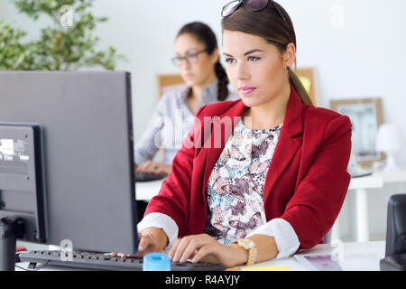 Giovani belle donne che lavorano in ufficio. Foto Stock