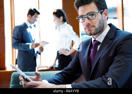 Un team aziendale di tre in ufficio e i lavori di pianificazione Foto Stock