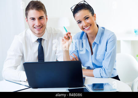 La gente di affari lavora in ufficio con il computer portatile. Foto Stock