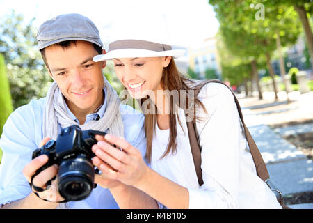 Allegro giovane con foto fotocamera in area turistica Foto Stock