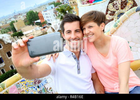 Paio di prendere una foto di loro stessi nel parco Guell Foto Stock