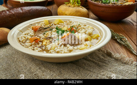 Scotch brodo, illing zuppa di orzo, di cottura o stufare tagli di agnello, montone o manzo, ortaggi a radice cucina Scozzese e tradizionali piatti assortiti, T Foto Stock