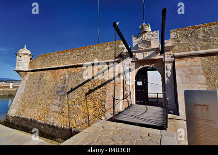 Ingresso con ponte levatoio della costiera portoghese Fortezza Foto Stock