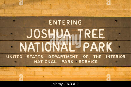 Parco nazionale di Joshua tree segno in entrata quando il tramonto,California,usa. Al tramonto,California , Stati Uniti d'America. Foto Stock
