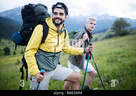 Due escursionisti fuori del trekking in montagna Foto Stock