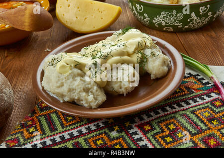 Cepelinai,ripiene gnocchi di patate, cucina Lituana, Baltico tradizionali piatti assortiti, vista dall'alto. Foto Stock