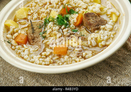 Scotch brodo, illing zuppa di orzo, di cottura o stufare tagli di agnello, montone o manzo, ortaggi a radice cucina Scozzese e tradizionali piatti assortiti, T Foto Stock