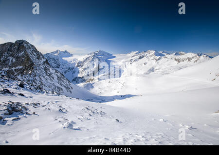 Vista delle Alpi dal ghiacciaio Presena, Tonale, Italia. Foto Stock