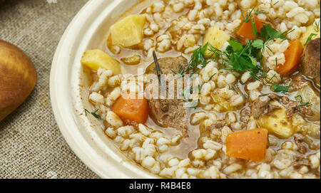 Scotch brodo, illing zuppa di orzo, di cottura o stufare tagli di agnello, montone o manzo, ortaggi a radice cucina Scozzese e tradizionali piatti assortiti, T Foto Stock