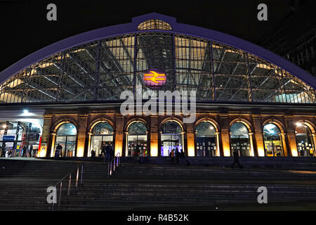 Facciata del recentemente rinnovato calce stazione St Liverpool Regno Unito di notte. Foto Stock