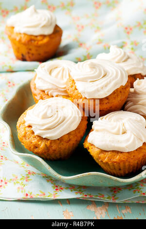 Torta di carote muffin con glassa di ricotta .il fuoco selettivo Foto Stock