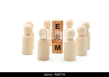 Figure in legno come business team in cerchio intorno a un acronimo ERM Enterprise Risk Management, isolati su sfondo bianco, minimalista Foto Stock