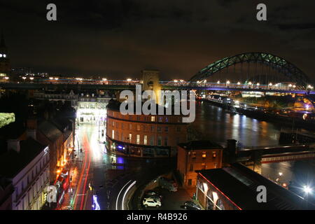 Newcastle Quayside incluso luce sentieri (Tyne Bridge, ponte girevole, Millennium Bridge, (Sage Gateshead)) Foto Stock