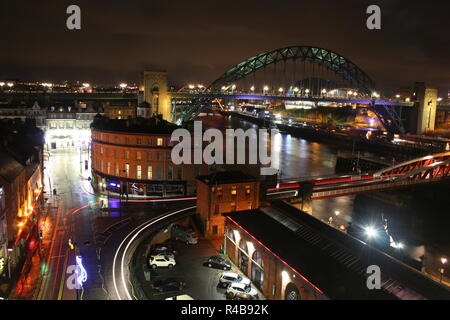 Newcastle Quayside incluso luce sentieri (Tyne Bridge, ponte girevole, Millennium Bridge, (Sage Gateshead)) Foto Stock