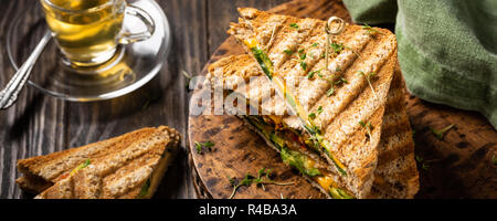 Una sana avocado toast per il pranzo Foto Stock