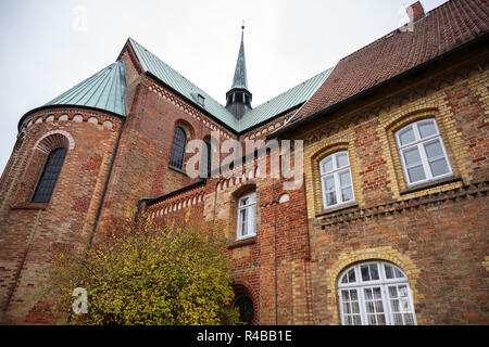 Ratzeburg dom, vista posteriore della cattedrale in mattoni tipica architettura romanica in Germania settentrionale Foto Stock