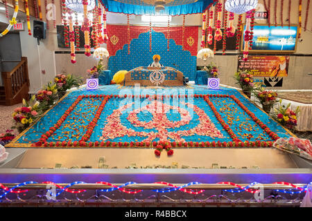 L'altare a Baba Makhan Shah Lobana tempio sikh in Richmond Hill, Queens, a New York appositamente decorate per il compleanno del Guru Nanak. Foto Stock