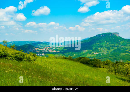 Vista di Castelnovo ne' Monti e pietra Bismantova in primavera, Reggio Emilia, Emilia Romagna, Italia Foto Stock