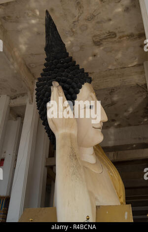 Il Buddha reclinato tempio in Hat Yai, Thailandia. All'interno di dettaglio del Big Buddha testa. Foto Stock