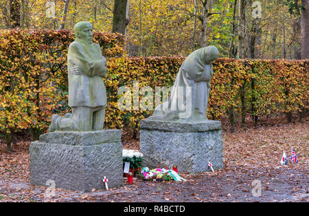 Il lutto genitori sculture dell'artista tedesco Kaethe Kollwitz a Vladslo il Cimitero di Guerra Tedesco si trova a nord di Ypres Foto Stock