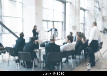 Vista offuscata di persone in formazione aziendale Foto Stock