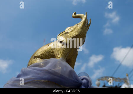 Un piccolo, oro elefante a un religioso santuario in Hat Yai, Thailandia. Foto Stock