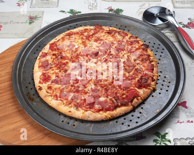 Pane appena sfornato Pizza col prosciutto su un vassoio arrugginito Foto Stock