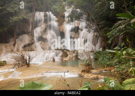 La bellissima Tat Kuang Si cascate sono un popolare escursione da Luang Prabang nel nord del Laos. Foto Stock