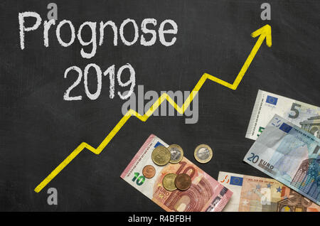 Testo sulla lavagna con i soldi con le parole tedesche Prognose 2019 - Previsioni 2019 Foto Stock